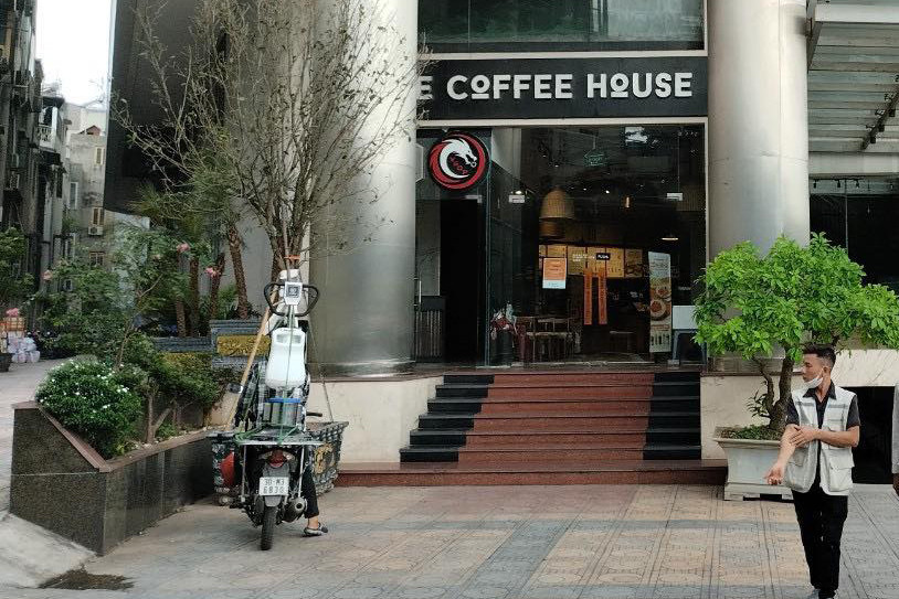 The Coffee House sẽ bồi thường cho bác sĩ bị kính đổ vào người thế nào?