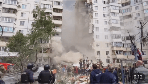 Khoảnh khắc tòa nhà ở Nga sập vì cuộc pháo kích của Ukraine