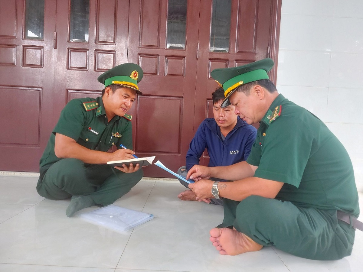 Bộ đội Biên phòng Quảng Bình tuyên truyền về chống khai thác IUU cho ngư dân.