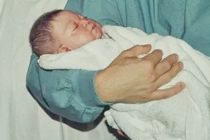 Cuộc sống hiện tại của em bé ‘ống nghiệm’ đầu tiên trên thế giới