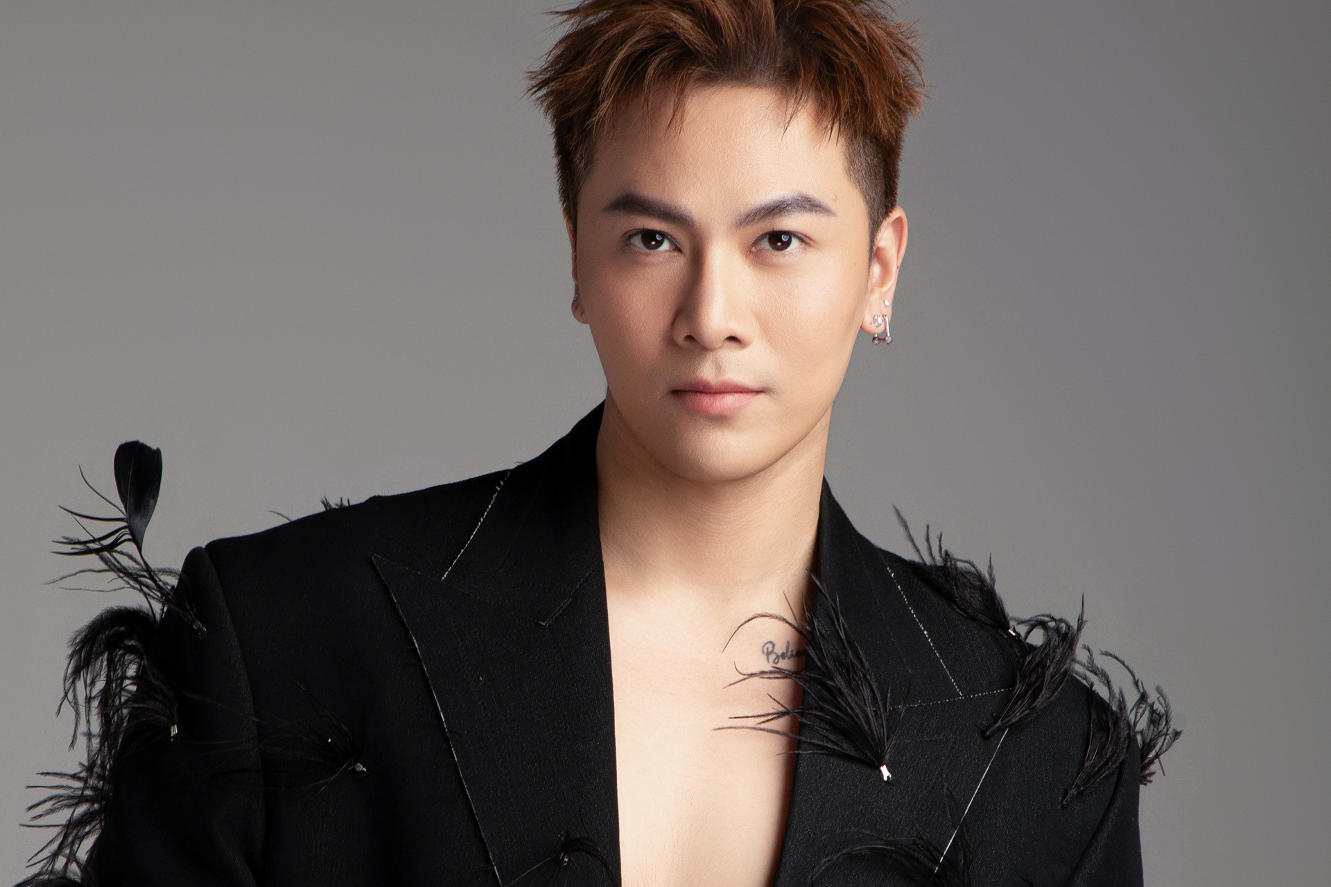 'Đám cưới nào của showbiz cũng đi, đồng nghiệp càng lo cho tôi'