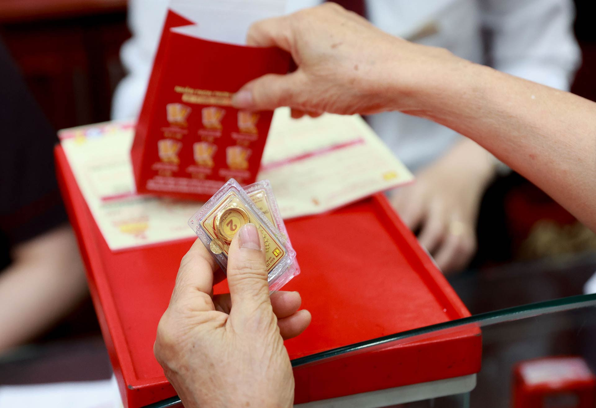 gold-ring-price-drops-sharply-some-brands-evaporate-1-million-vnd