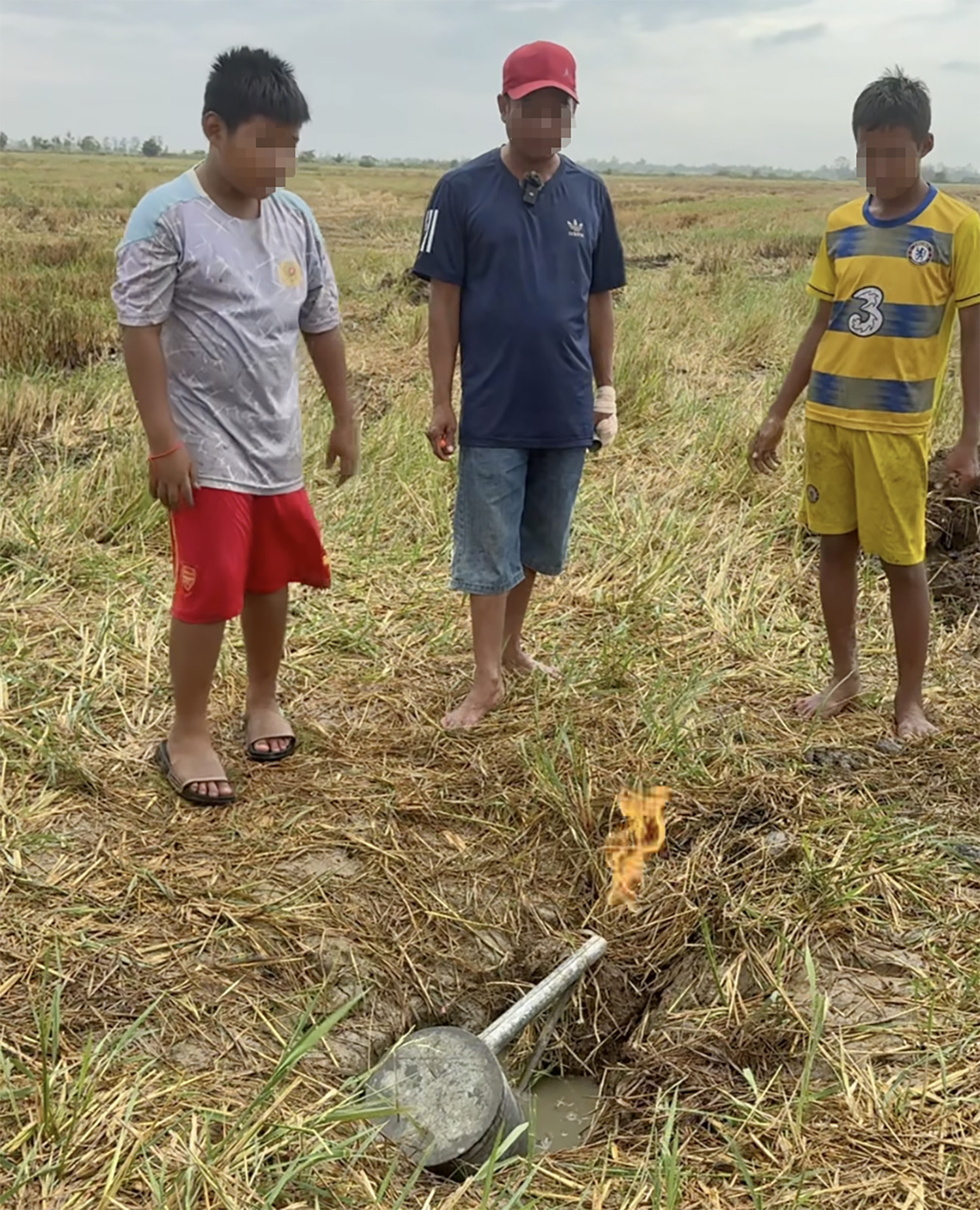 hố nước bôc cháy.jpg