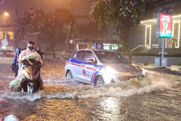 Khu vực phía Tây Hà Nội trở thành điểm căng thẳng úng ngập