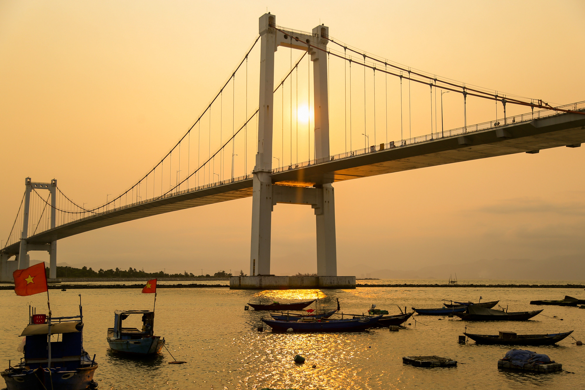 Những nhịp cầu nối đôi bờ vui