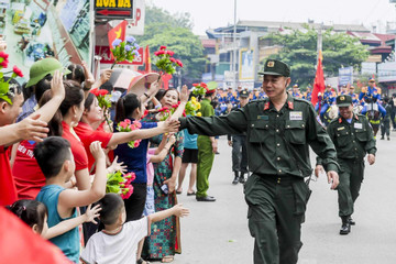 Chuyện cảm động từ gia đình bé gái được chiến sĩ cảnh sát tặng còi ở Điện Biên