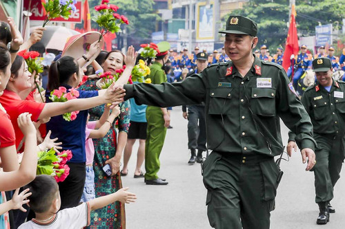 Chuyện cảm động từ gia đình bé gái được chiến sĩ cảnh sát tặng còi ở Điện Biên