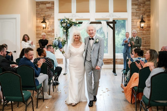 Cô dâu 88 tuổi lần đầu mặc váy cưới, kết hôn với mối tình thời thanh xuân