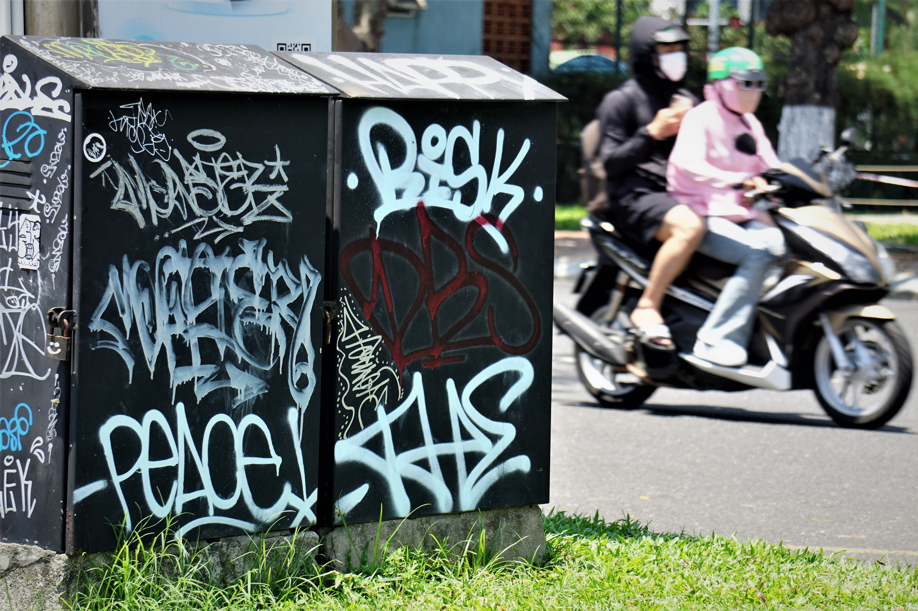 Đường phố Đà Nẵng bị hình vẽ graffiti bôi bẩn
