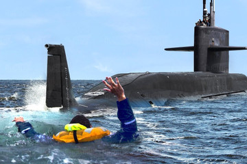 Hải quân Mỹ làm gì khi thủy thủ tàu ngầm, tàu sân bay bị rơi xuống biển?