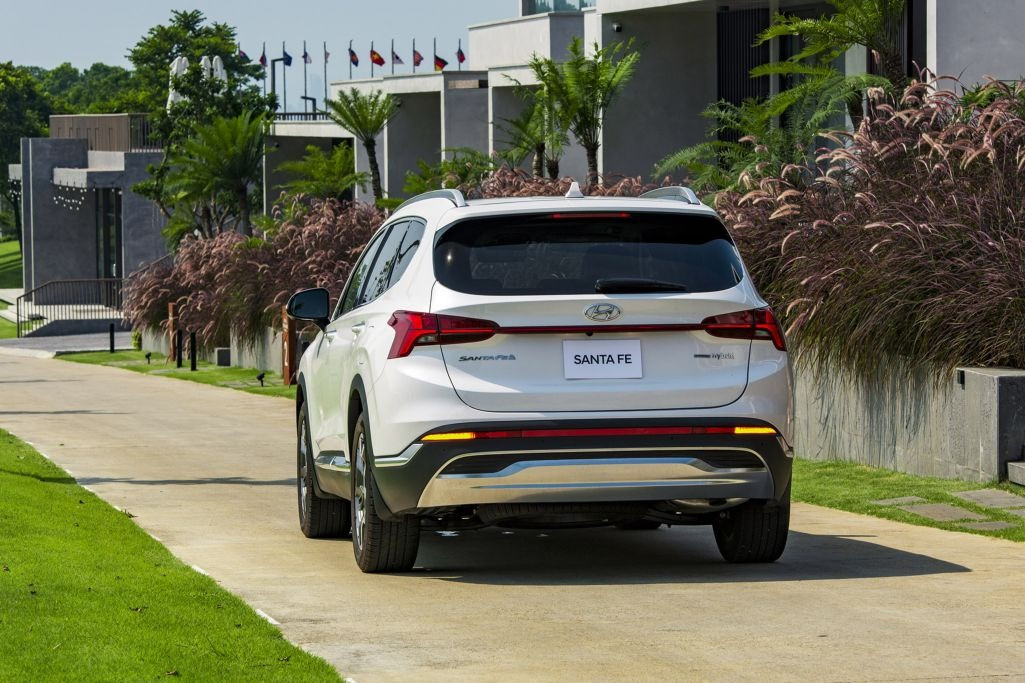 hyundai santa fe hybrid.jpeg