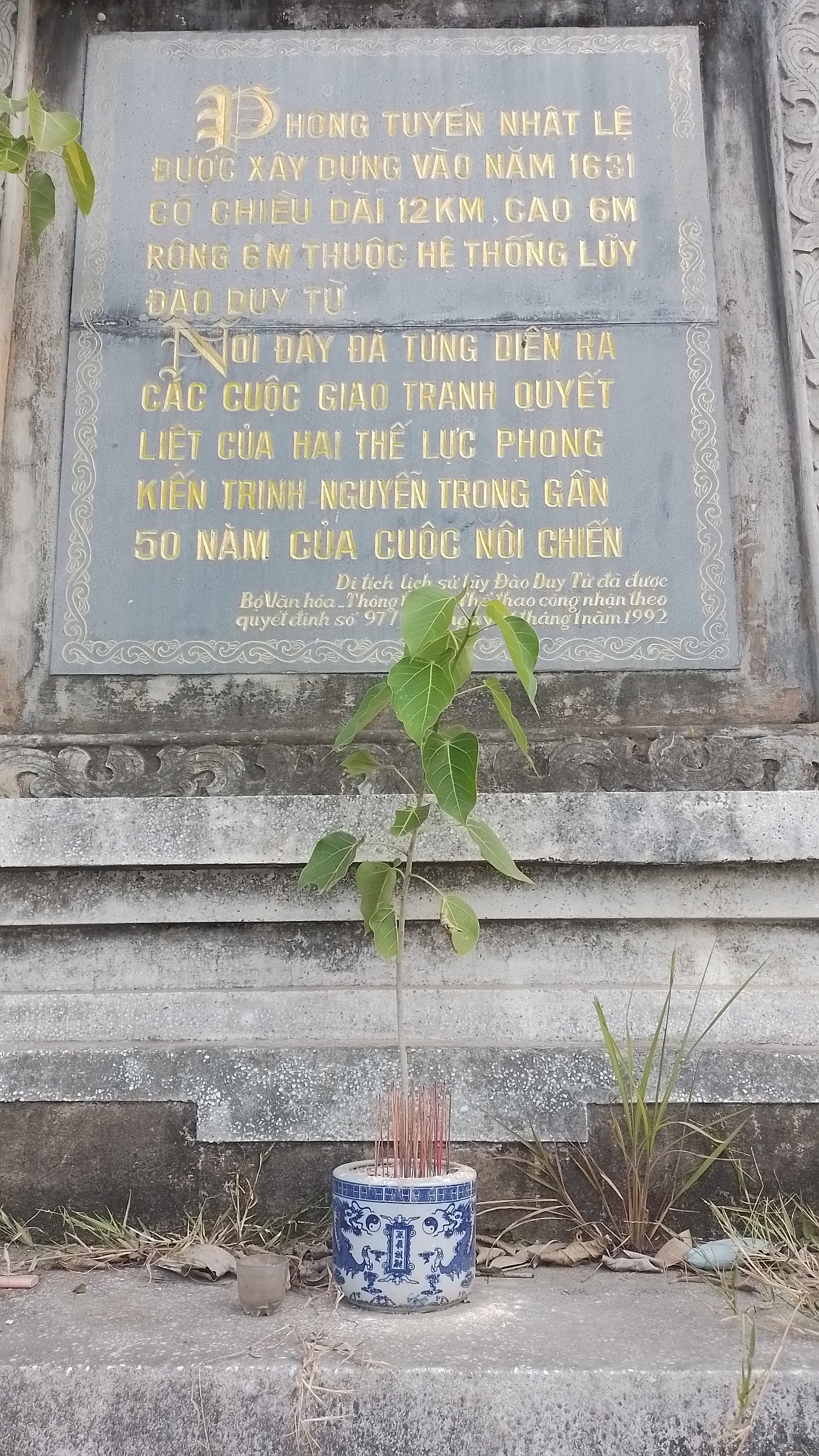 Bia di tích lũy Trấn Ninh (còn có tên là lũy Nhật Lệ) bên cửa sông.jpg