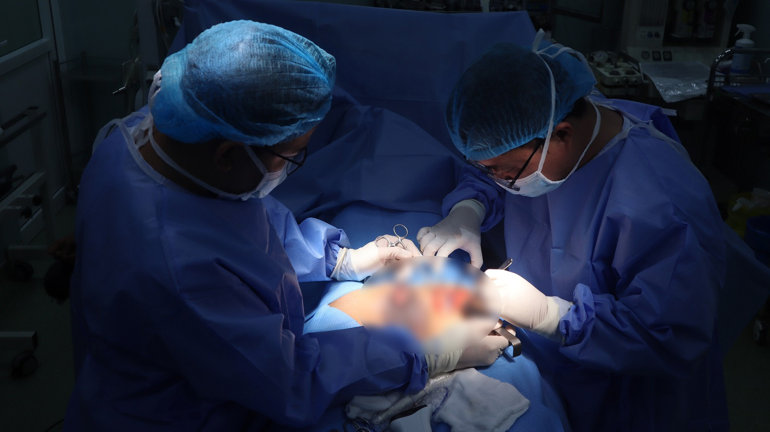 BS TRAN DOAN THIEN QUOC DANG PHAU THUAT 4.jpg