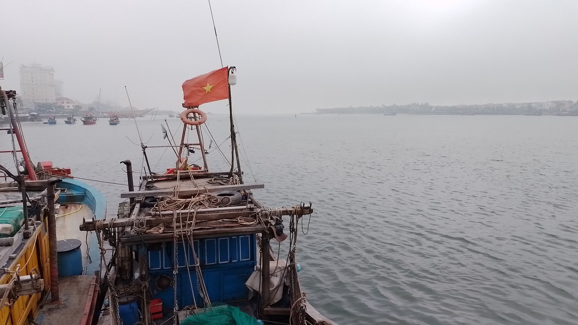 Cửa Nhật Lệ mờ sương.jpg