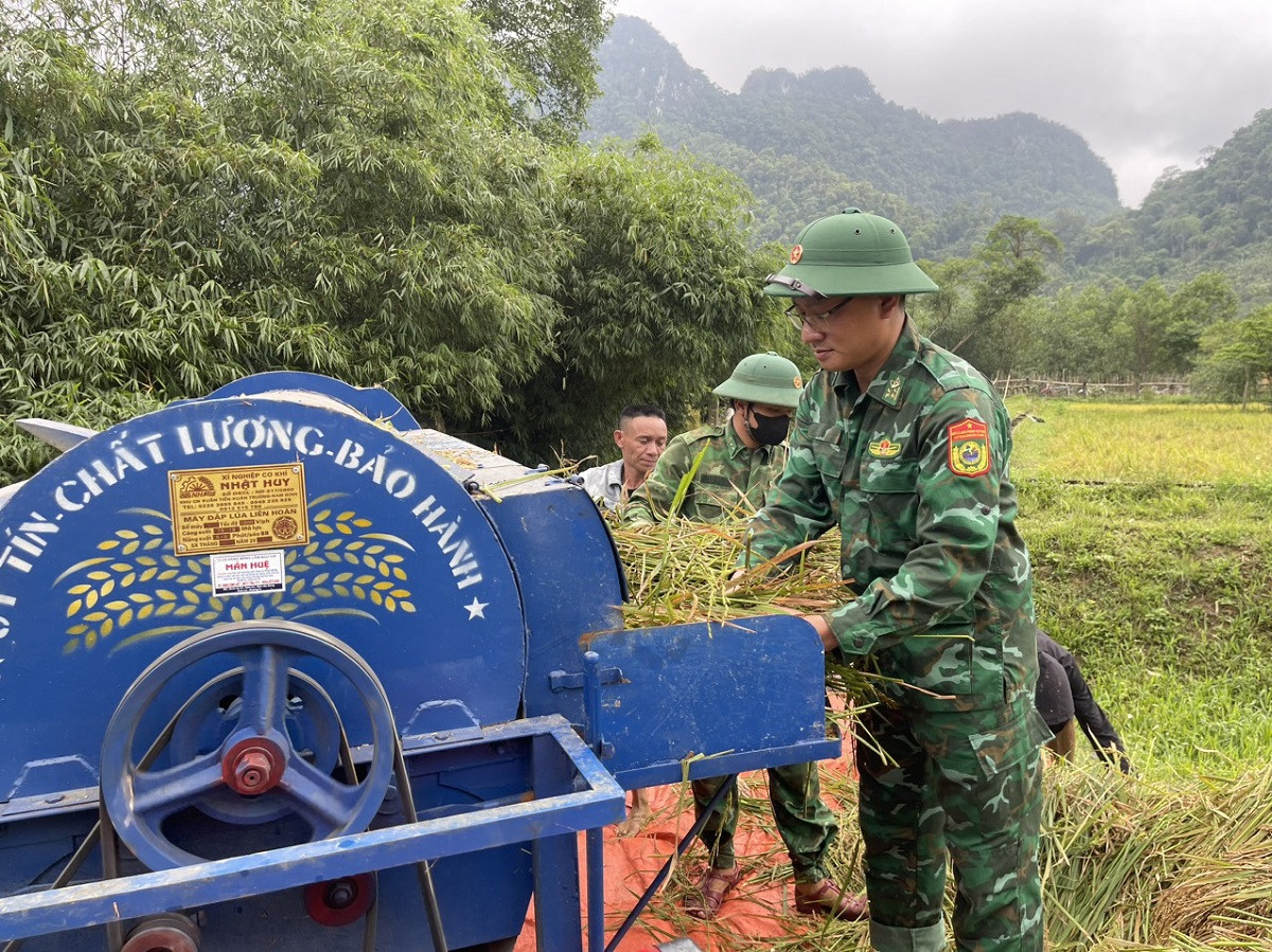 Dùng máy tuốt lúa giúp bà con nâng cao năng suất làm việc.