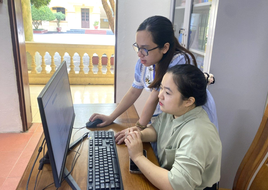 Công dân huyện Yên Mỹ tra cứu, sử dụng dịch vụ công trực tuyến