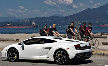 Người nghèo mua Lamborghini