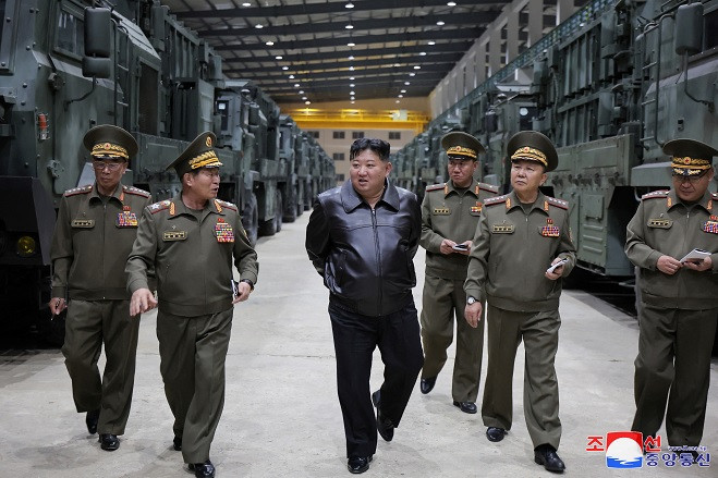 Ông Kim Jong Un hối thúc sản xuất vũ khí, tạo đột phá sẵn sàng chiến tranh