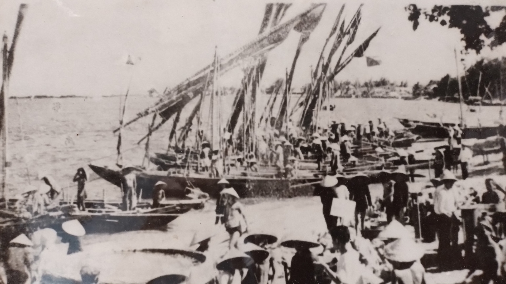 Thuyền buồm về bến (chợ Đồng Hới) giữa thế kỷ 20 và thuyền máy nằm bến đầu thế kỷ 21.jpg