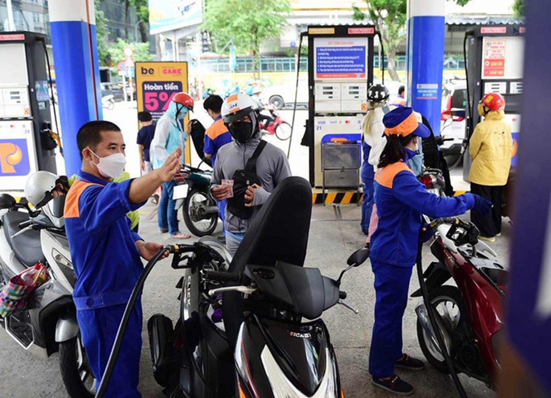 Giá xăng giảm, RON 95 còn hơn 23.000 đồng/lít gia xang dau fb 1211 240 405.jpg