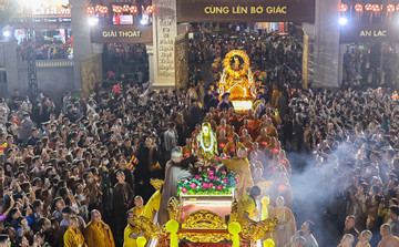 Nghìn người tham gia rước kiệu, thỉnh tôn tượng Đức Phật đản sinh
