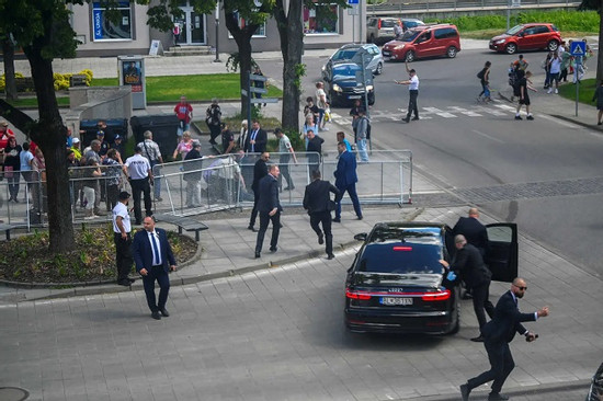 Hé lộ về động cơ khiến nghi phạm nổ súng bắn Thủ tướng Slovakia