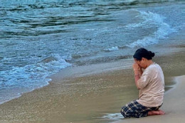 Nhói lòng hình ảnh mẹ quỳ trước biển, ngóng tin con 6 tuổi đi học rồi mất tích