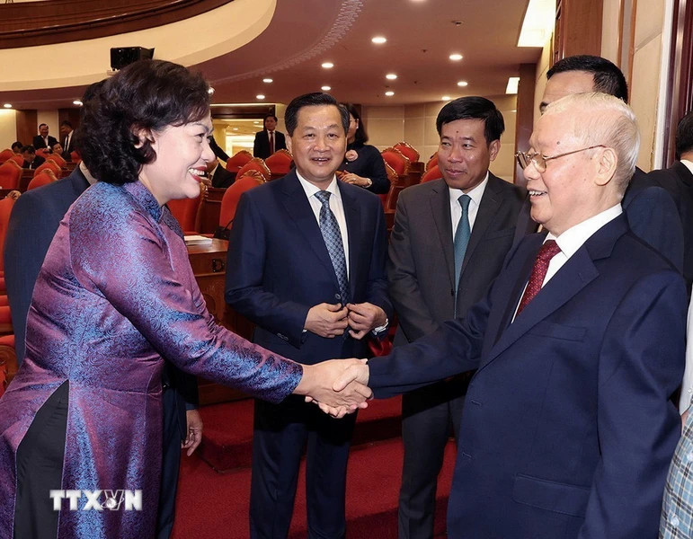 Tổng Bí thư Nguyễn Phú Trọng cùng các đồng chí lãnh đạo Đảng, Nhà nước và đại biểu dự Hội nghị Trung ương lần thứ chín, khóa XIII. (Ảnh: Trí Dũng/TTXVN)