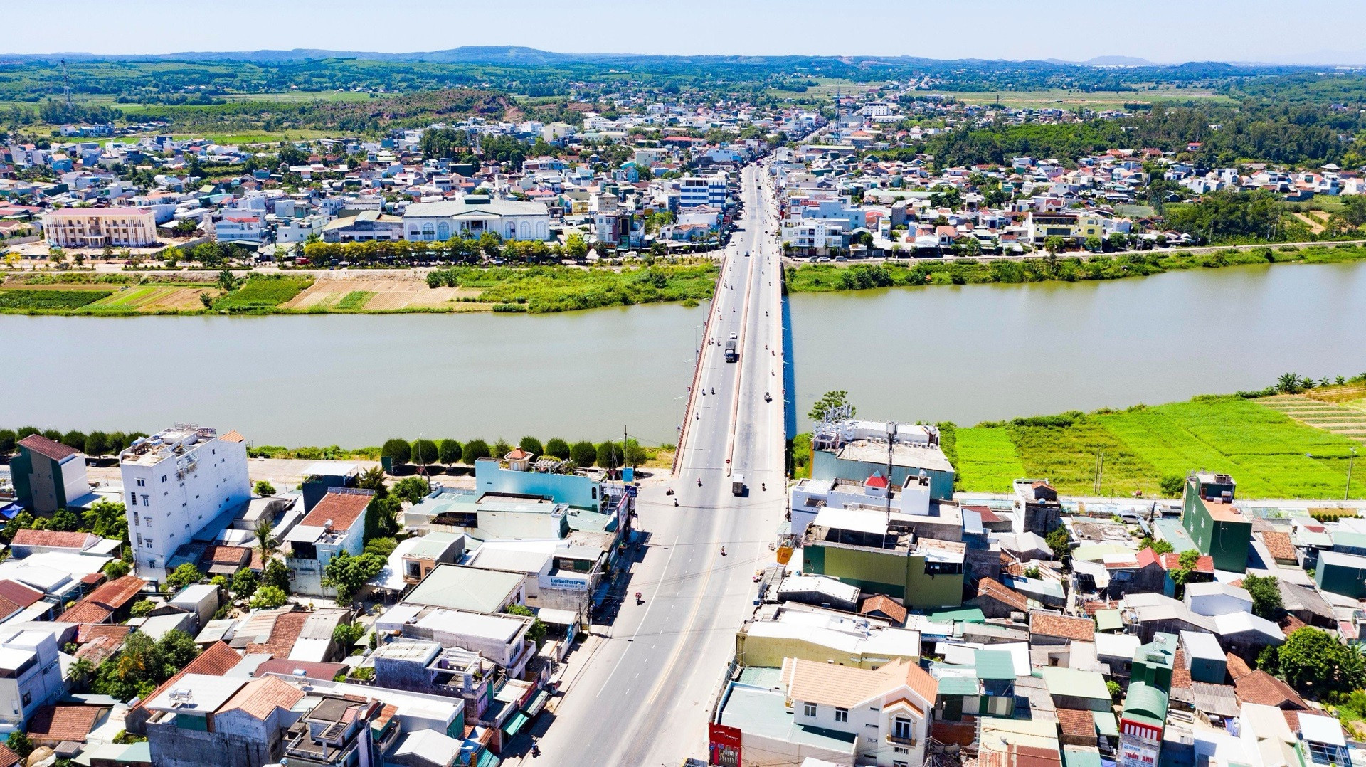 Sông Trà Bồng, đoạn qua thị trấn Châu Ổ, huyện Bình Sơn, Quảng Ngãi. Ảnh Hải Phong.JPG