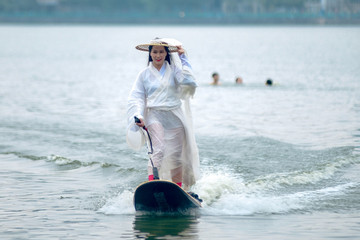 Ván phản lực 'giá bằng chiếc ôtô' lướt sóng điệu nghệ trên mặt nước Hồ Tây