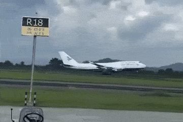 Video máy bay Indonesia chở 468 người hạ cánh khẩn cấp vì cháy động cơ