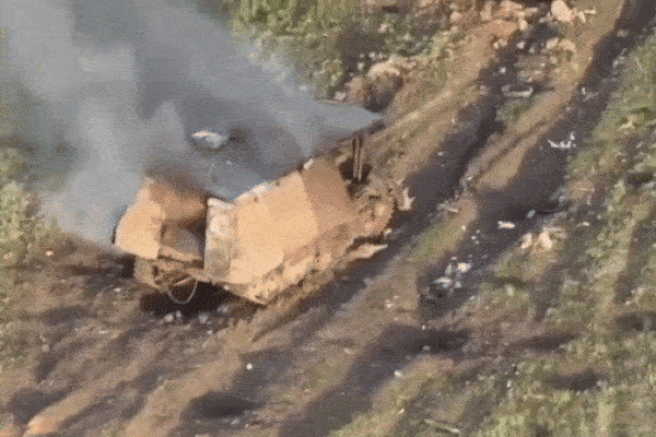 Video quân đội Ukraine bắn tung xe tăng &apos;mai rùa&apos; của Nga