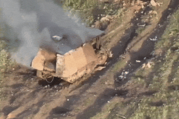 Video quân đội Ukraine bắn tung xe tăng 'mai rùa' của Nga