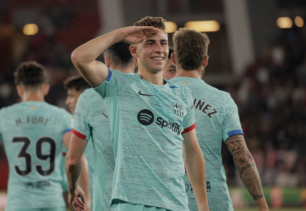 Thắng dễ đội xuống hạng, Barca giữ vững ngôi nhì Almeria v Barcelona 2.JPG