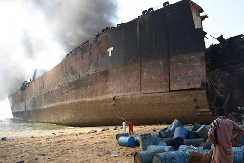 Cận cảnh 'nghĩa địa' tàu thủy khổng lồ tại Pakistan