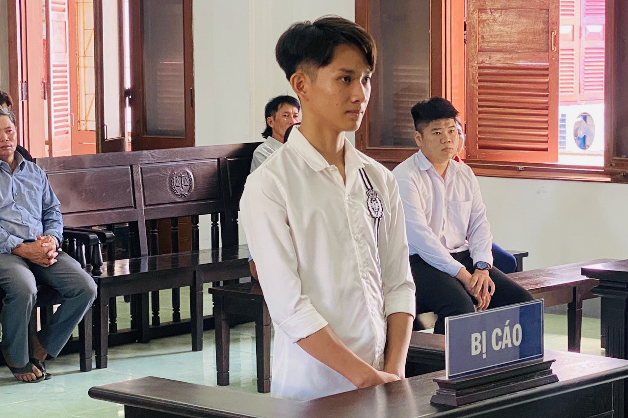 Đâm bạn học thủng phổi, thiếu niên 16 tuổi nhận án tù