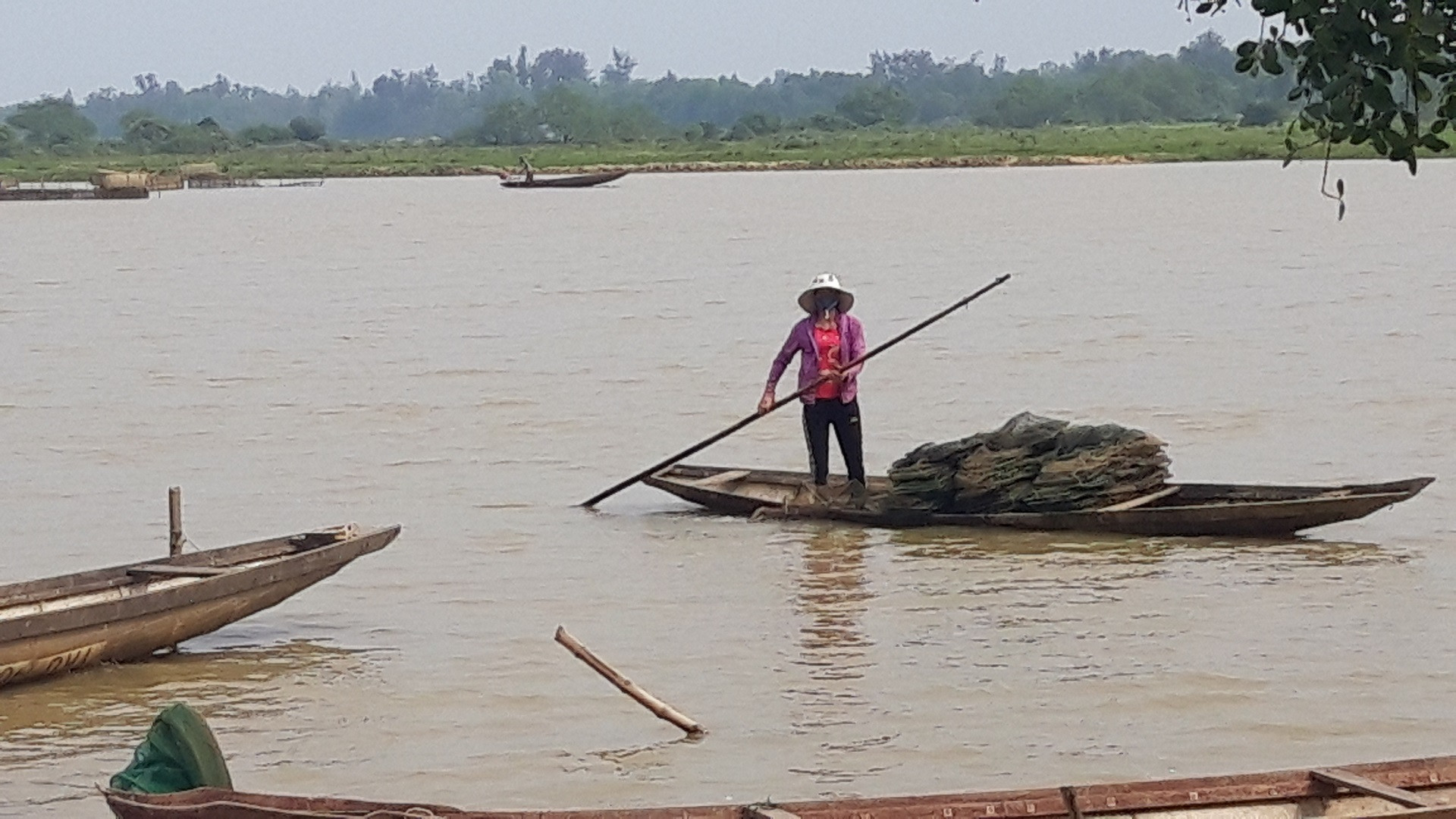 Dân chài làng Bách Lộc đánh bắt thủy sản trên sông Cánh Hòm, ảnh PXD.jpg