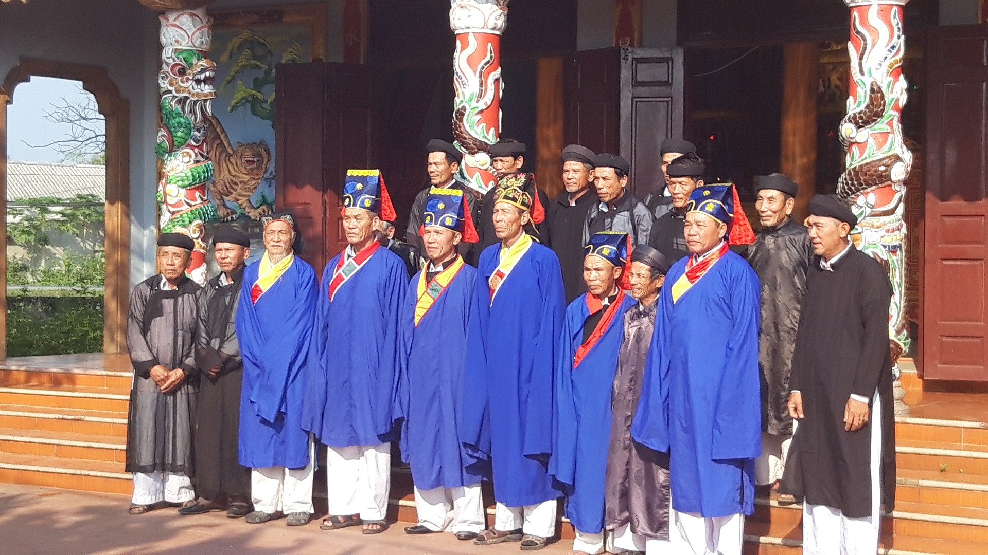 Dân làng Mai Xá Thị trước đình làng, ảnh PXD.jpg