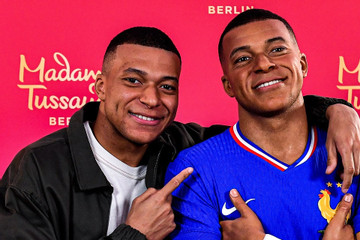 Mbappe sửng sốt khi nhìn thấy… Mbappe giả!