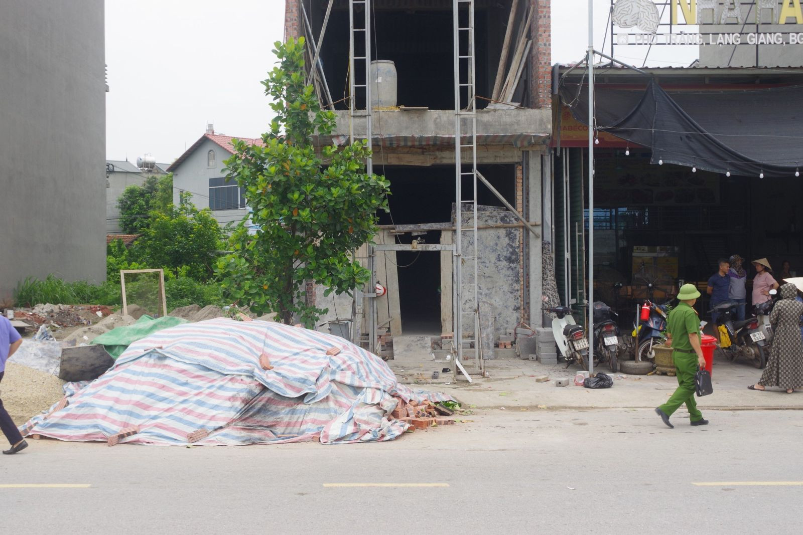 Thang máy tự chế rơi tự do khiến 7 người ở Bắc Giang bị thương