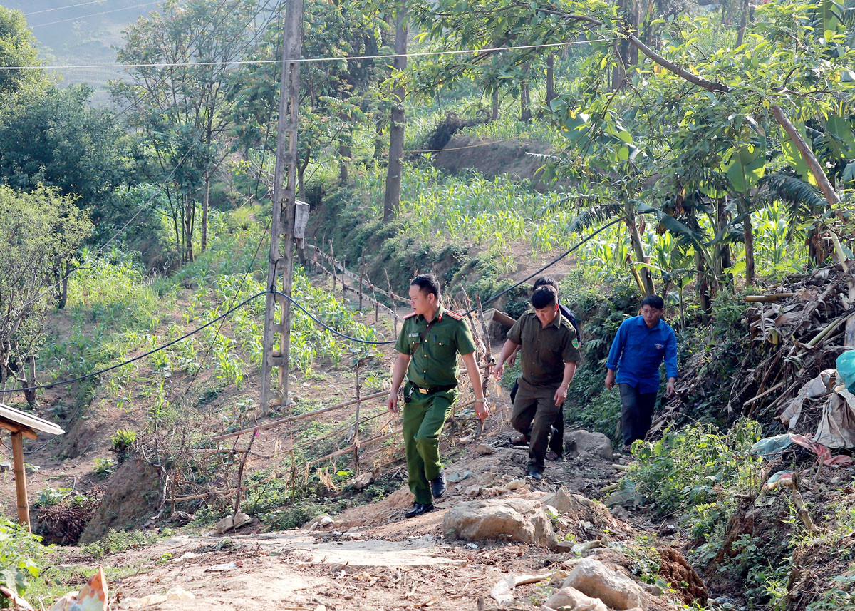 Công an xã Lao Và Chải thường xuyên xuống thôn, bản tuyên truyền và triển khai những nội dung của Đề án 06.