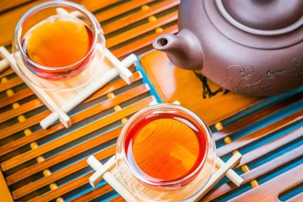 Ba thói quen khi uống trà âm thầm gây hại cho sức khỏe