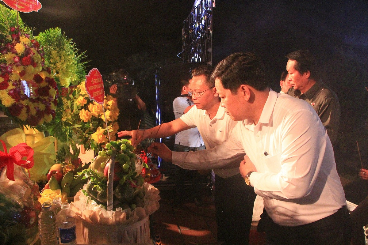 Các đại biểu dâng hương tưởng niệm anh hùng liệt sĩ.