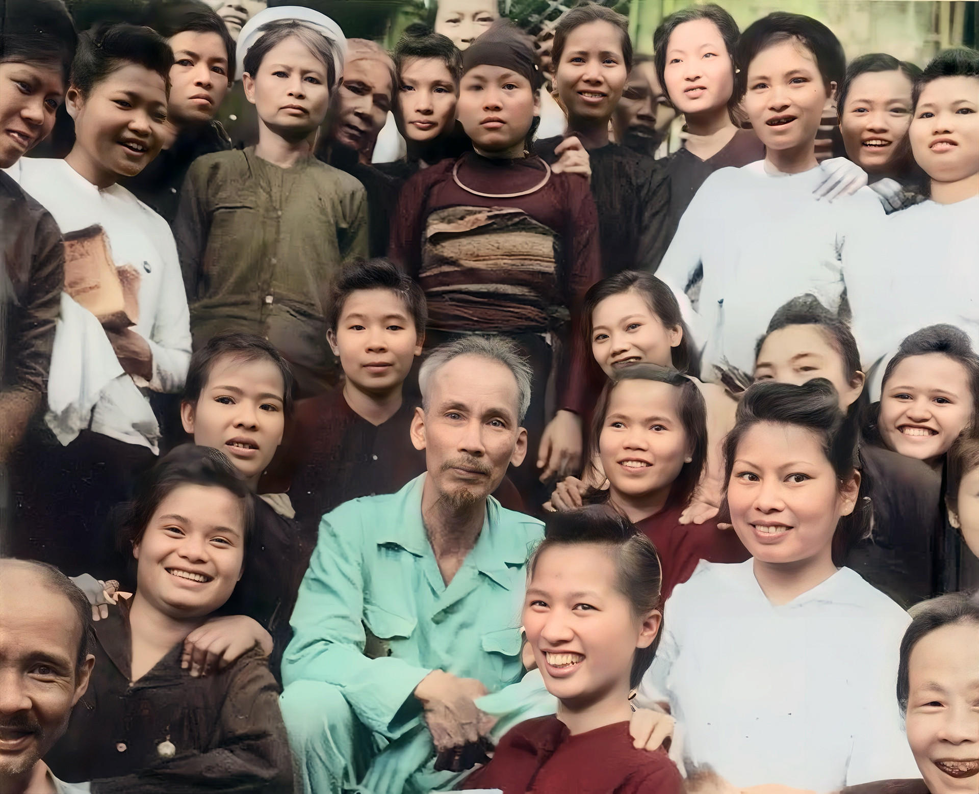 Những khoảnh khắc bình dị của Chủ tịch Hồ Chí Minh