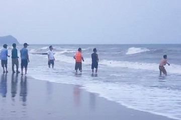 Hai học sinh bị sóng biển cuốn mất tích ở Hà Tĩnh