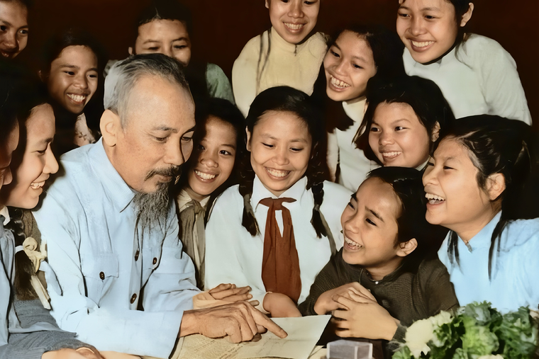 Những khoảnh khắc bình dị của Chủ tịch Hồ Chí Minh