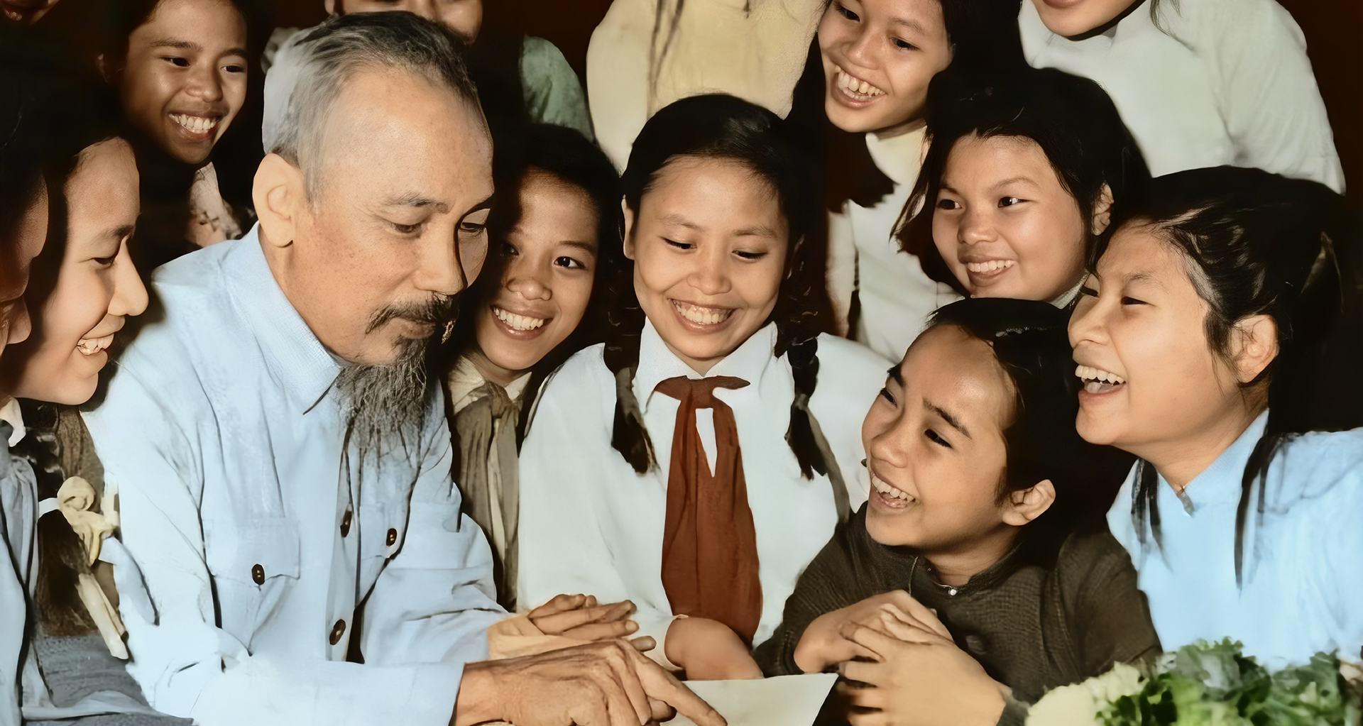 Những khoảnh khắc bình dị của Chủ tịch Hồ Chí Minh