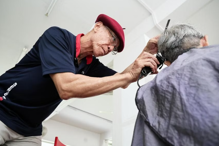 Sau khi nghỉ hưu, người đàn ông 69 tuổi đi khắp nơi, mang niềm vui cho nhiều người