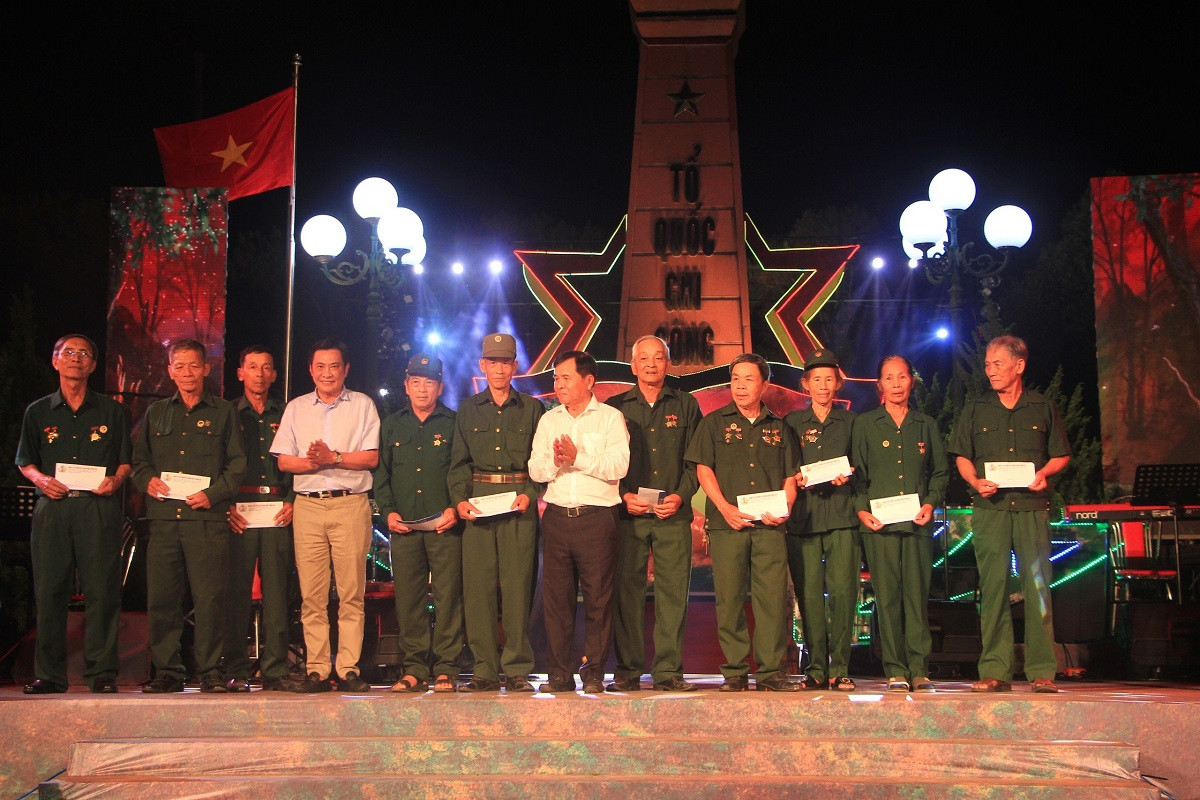 Tặng quà cho các thanh niên xung phong có hoàn cảnh khó khăn.