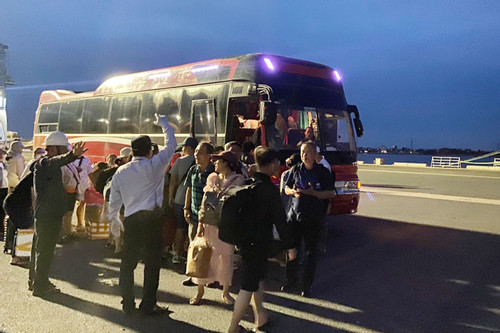 Tàu cao tốc TPHCM-Côn Đảo lộ bất cập trong chuyến đầu tiên sau khai trương